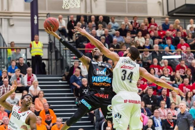 Karhu hävisi ottelun luvuin 66-79. Vilppaan Al’lonzo Coleman piti Karhun Austin Hollinsin kurissa. KUVA: ERKKI HAUTAVIITA
