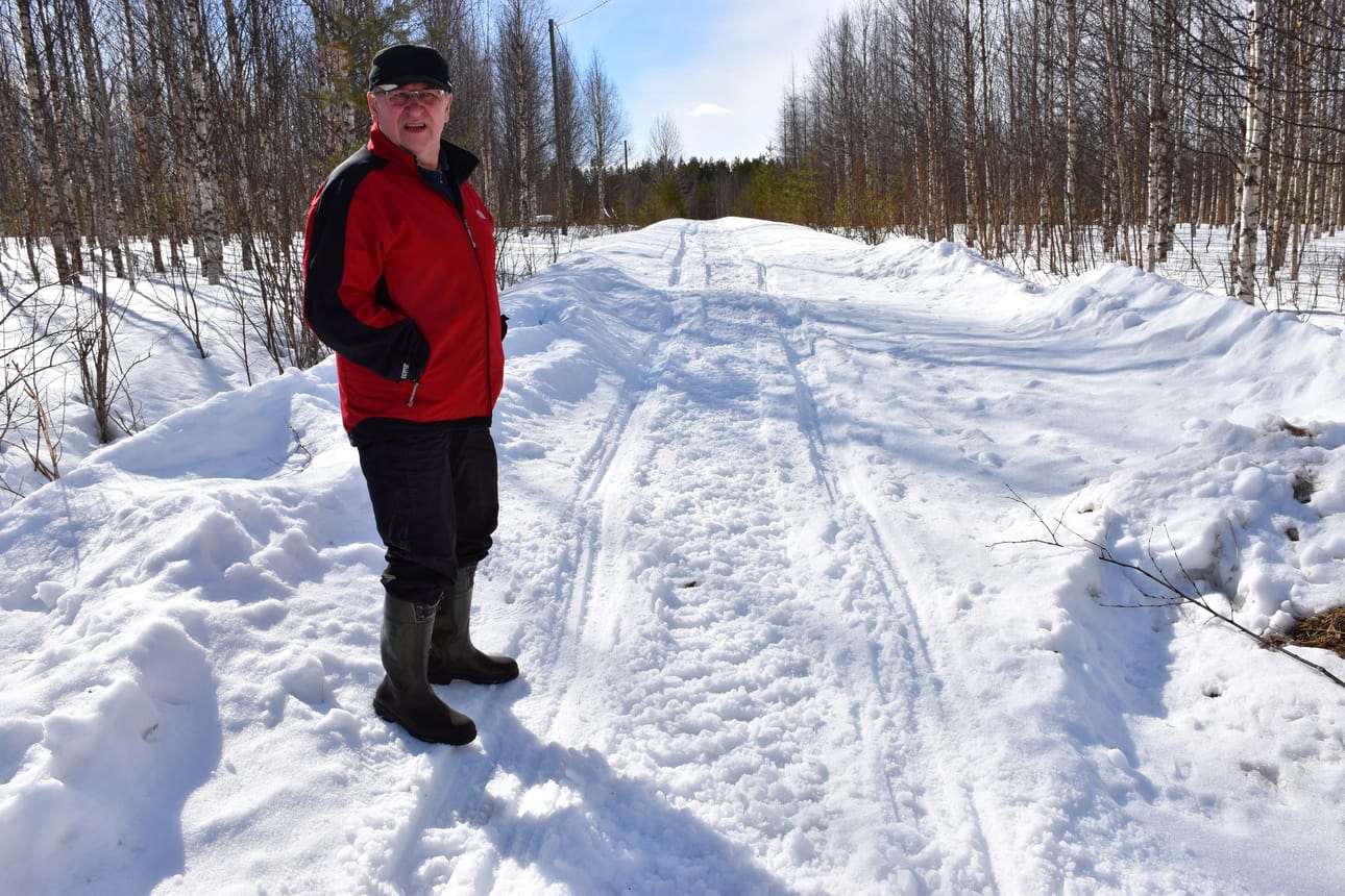 Moottorikelkkailijoiden jäljiltä tielle on syntynyt polannetta, joka hidastuttaa kelirikon väistymistä tieltä, Olavi Karjalainen esittelee kelkkailijoiden rälläyksestä jääneitä jälkiä Soidinlammen yksityistiellä.