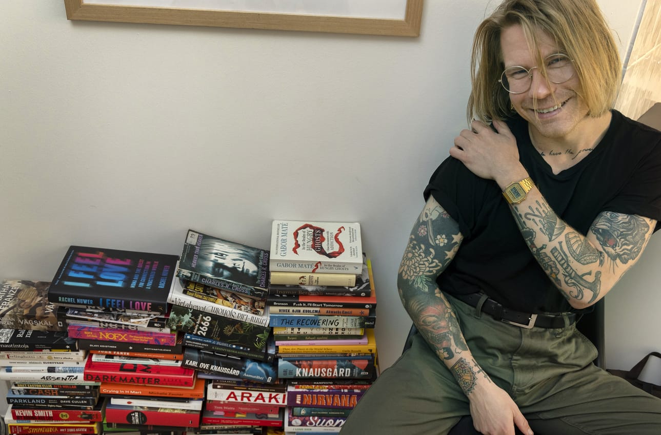 Silloin kun Ville Verkkapuro ei kirjoita, hän lukee. 200:n tänä vuonna luetun kirjan rajapyykki ylittyi juuri.