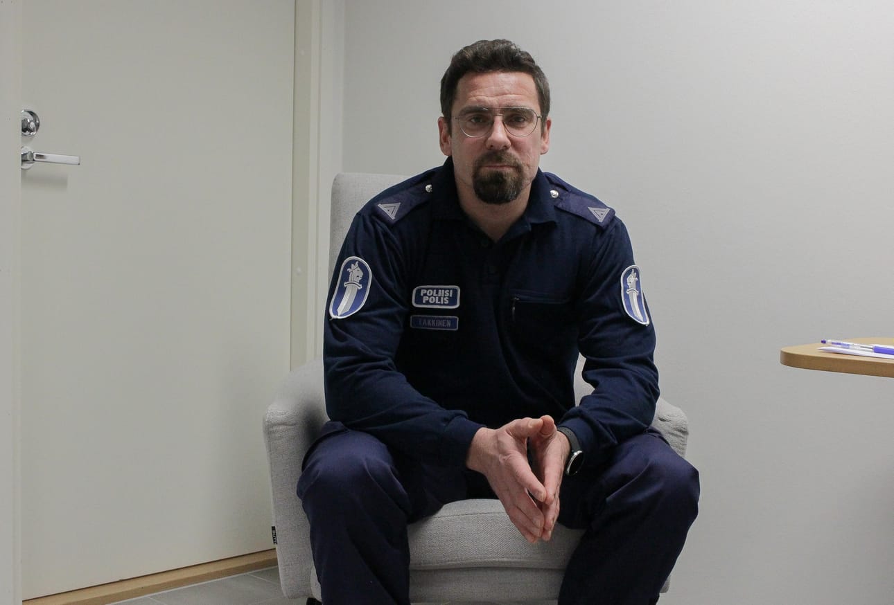 Rikosylikonstaapeli Hannu Takkinen on työskennellyt poliisina noin 20 vuotta, joista kuutisen vuotta myös purkukeskustelujen vetäjänä.
