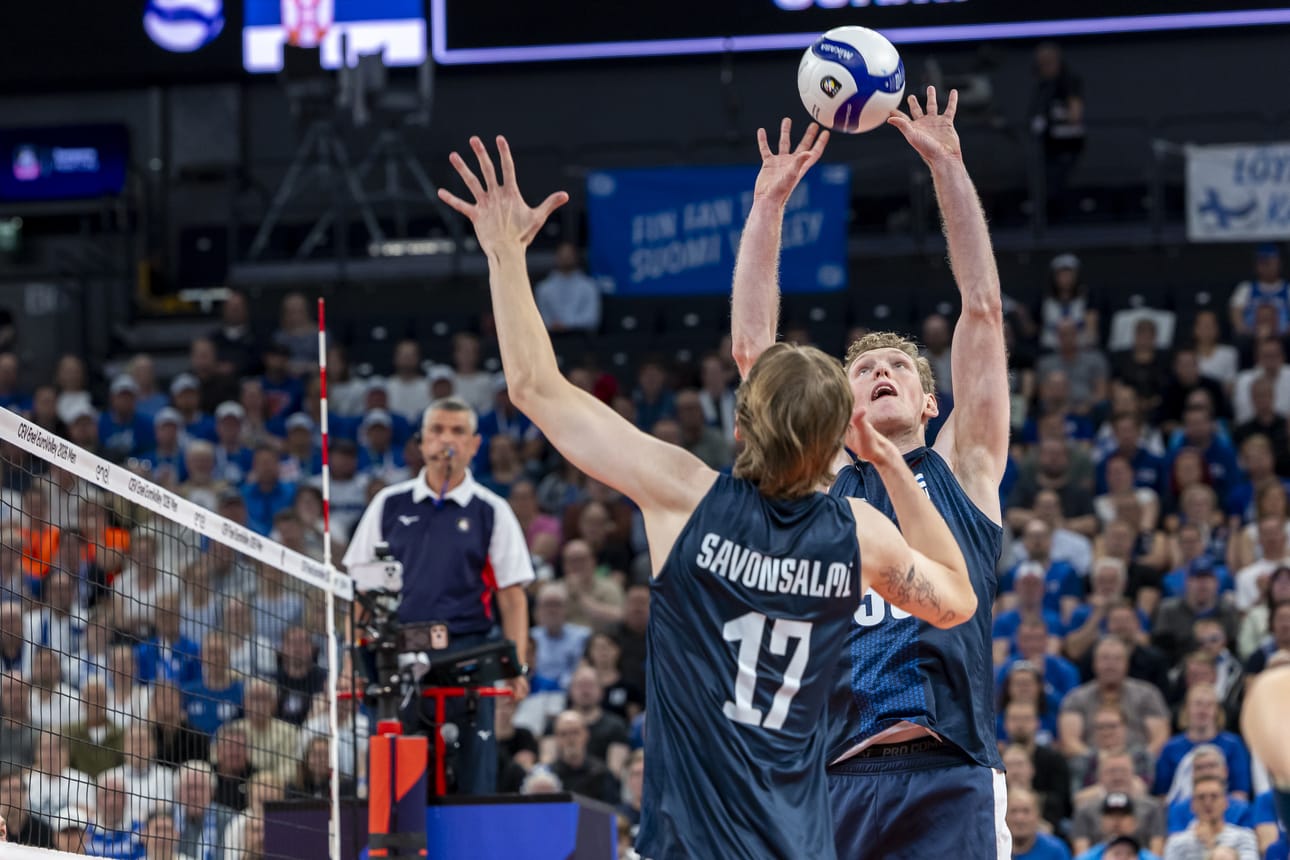 Fedor Ivanov tarjoili pallon Severi Savonsalmen iskettäväksi.