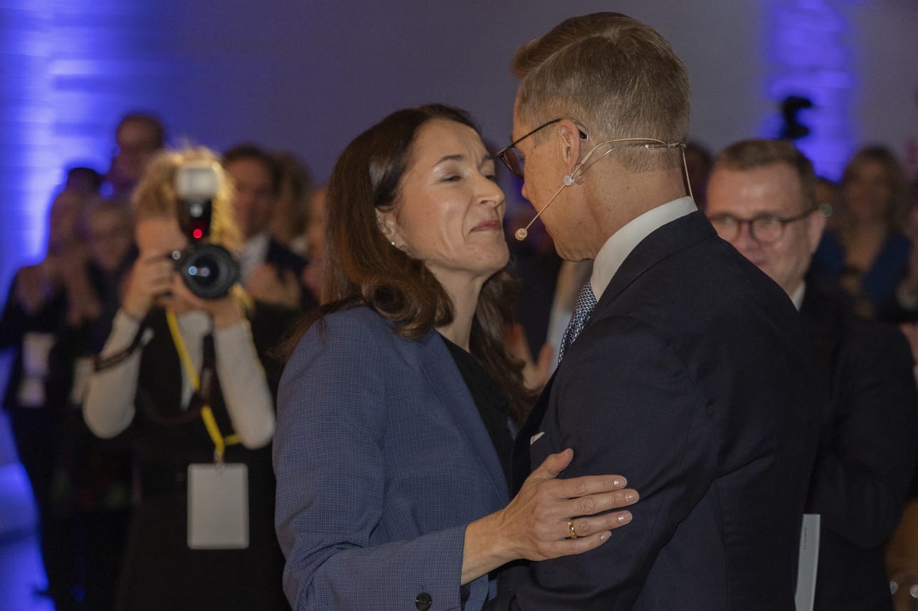 Suomen presidentinvaaleissa kampanjaan on tapana ottaa mukaan myös puoliso ja perhe. Alexander Stubbin vaimo Suzanne Innes-Stubb esiintyi ja puhui miehensä rinnalla viime viikonloppuna, kun kokoomus asetti Alexander Stubbin virallisesti presidenttiehdokkaakseen. Innes-Stubbin suomeksi ja ruotsiksi pitämä puhe pirskahteli brittihuumoria.