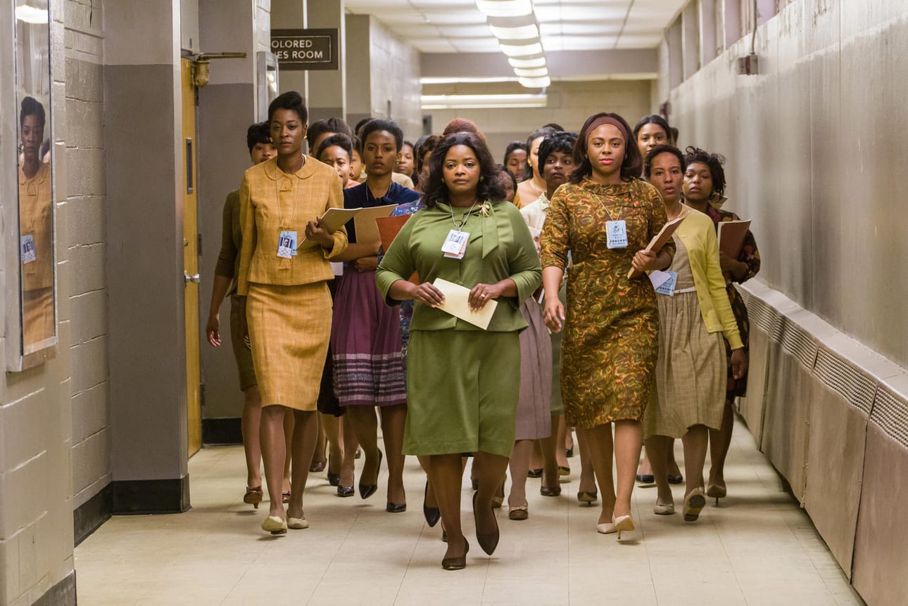 Tositapahtumiin perustuvassa draamaelokuvassa Mary Jackson (Janelle Monáe), Dorothy Vaughan (Octavia Spencer) ja Katherine Johnson (Taraji P. Henson) työskentelivät 1960-luvun rotuerottelun aikaan matemaatikkoina NASA:lla.