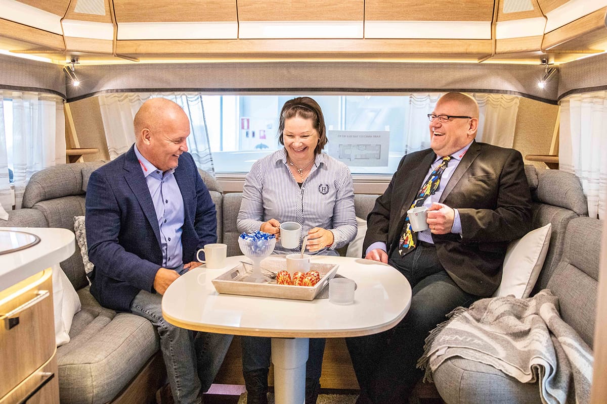 Caravankeskus Reatalon yrittäjä Matti Kähkönen, monitoiminainen Kaisu Alakopsa ja myyjä Kari Junttila nauttivat itsekin matkailuautoilun tuomasta vapaudesta. ”Kaikkialle pääsee helposti.”