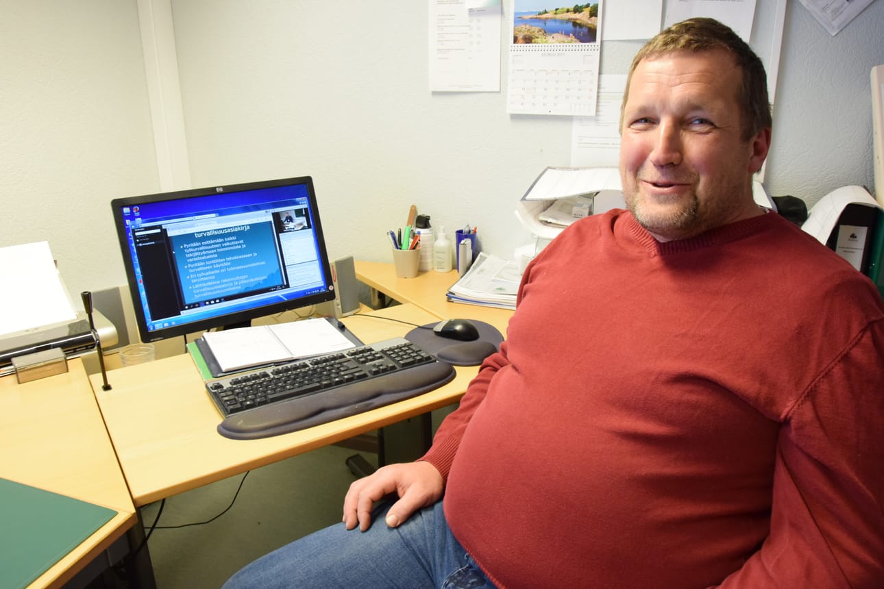 Timpurin tarvikkeet kulkevat päiväsaikaan vielä normaalisti Lauri Lepistön työkalupakissa, mutta iltaisin mies istahtaa tietokoneelle opintojen pariin. Savotta on vaativa, mutta palkinto odottaa neljän vuoden päässä.
