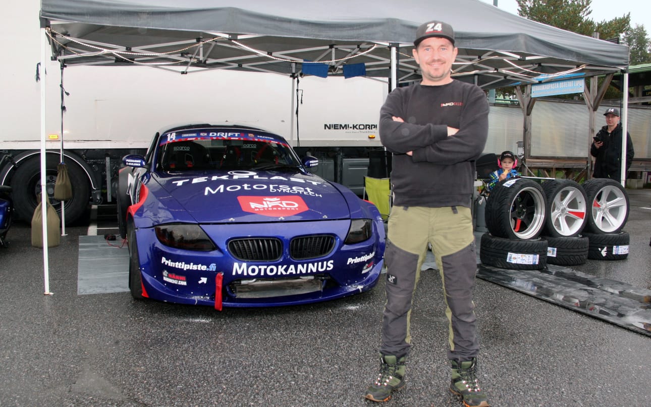 Eemeli Niemi-Korpi ajaa driftingiä BMW Z4 -autolla. Kisoissa tiimiin kuuluu seitsemän henkilöä.