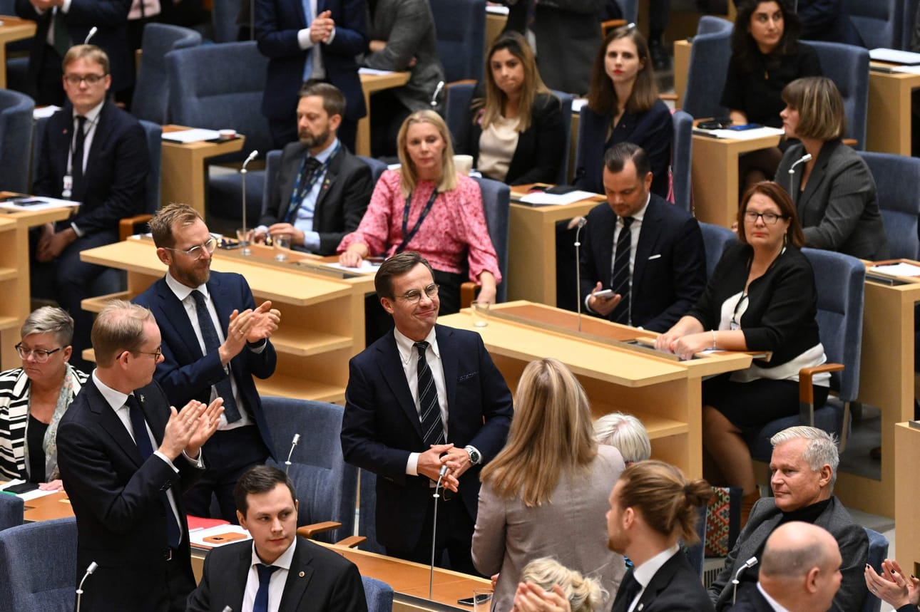 Ulf Kristersson (kesk.) esittelee aamupäivällä hallituksensa ohjelman ja ministerit valtiopäiville. LEHTIKUVA/AFP