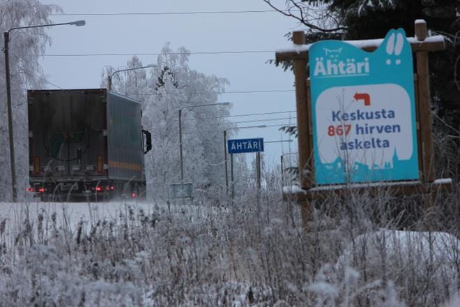 Ähtärin hauskat etäisyyskyltit ilahduttavat matkailijoita, mutta eivät tuo valitettavasti kaupunkiin uusia veronmaksajia. Viime vuoden aikana Ähtäri menetti lähes kaksisataa asukasta.