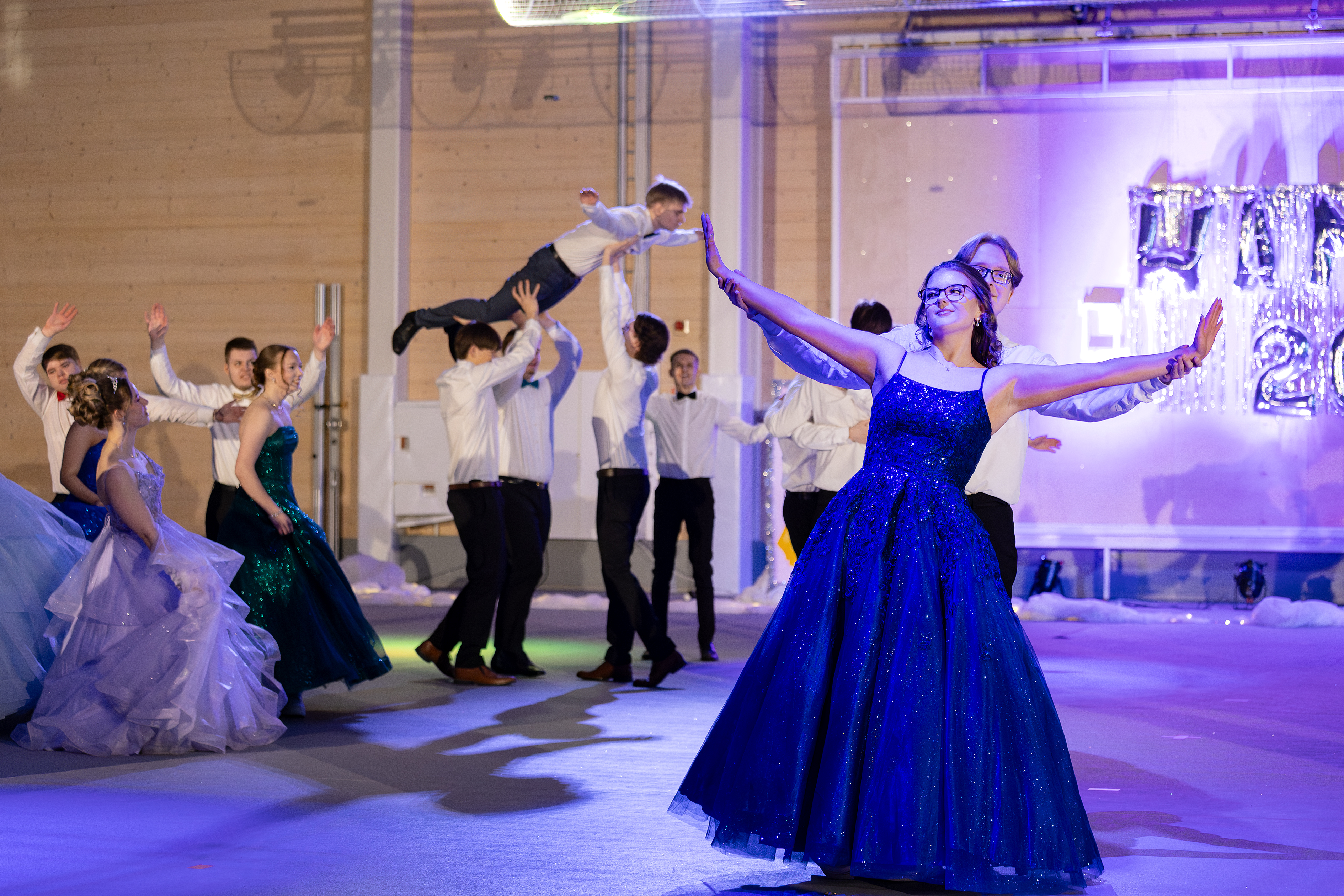 Kimallusta ja hulmuavia helmoja – Katso kuvagalleria Alajärven lukion vanhojen tansseista