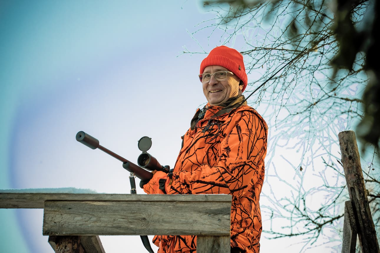 Fennovoiman rakentamisjohtaja Jouni Sipiläinen oli maanantaina melko tyytyväinen mies. Hän pääsi ampumaan hirven lähietäisyydeltä.