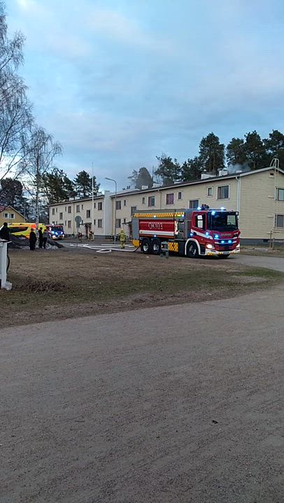 Höyhtyällä talo tulessa