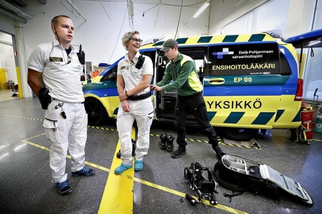 Elossa 24h -sarjan kuvaaja Simo Viitanen kiinnittää mikrofonia ensihoitaja Piia Vähäkankaan ja ensihoitolääkäri Jarno Naskalin varusteisiin. KUVAT: TOMI KOSONEN