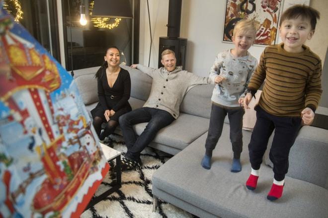 Espoossa asuvat Evon ja Edward ’’Eddi’’ Blomstedt (taka-alalla) viettävät ensimmäistä yhteistä jouluaan Eddin pojan Alex Blomstedtin (vas.) ja Evonin pojan Enso Söderlundin (oik.) kanssa. Perheessä puhutaan ruotsia, kiinaa ja englantia riippuen siitä, ketkä keskustelevat. KUVA: Mauri Ratilainen