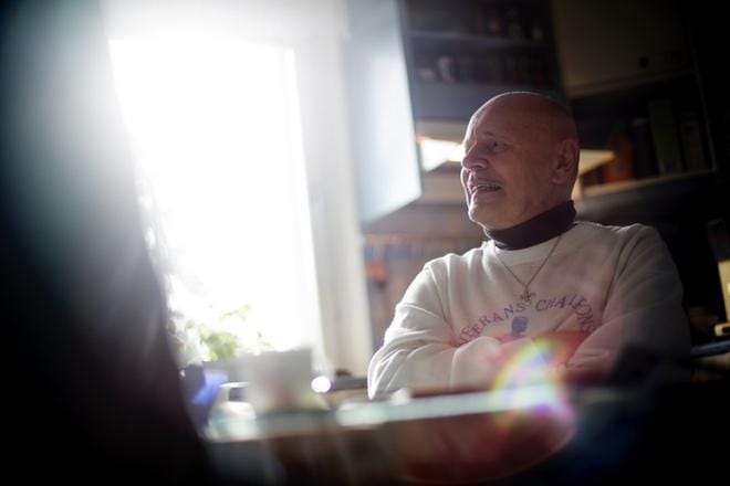 – Minulla on aina ollut kauhea yrittämisen tahto. Olen aina halunnut pärjätä, Mauri Öljymäki tunnustaa. Hän uskoo mielensä kevenevän, kun hän uskaltaa nyt vihdoin puhua kipeät asiat julki. Nyt vihdoin viimein, 76-vuotiaana, hän rohkenee avautua. KUVAT: JAAKKO ELENIUS