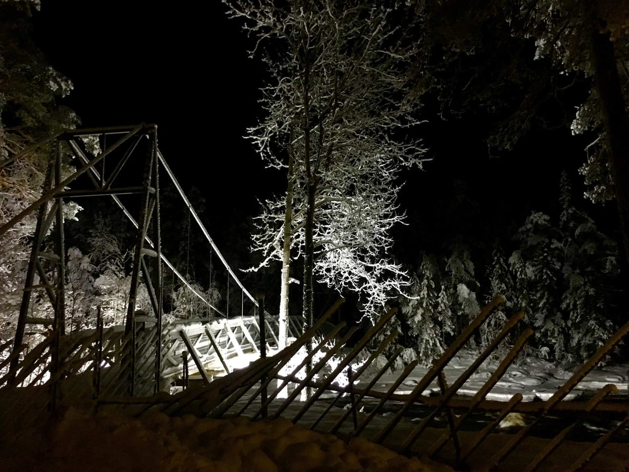 Vaattunkiköngäs. Valaisimilla pyritään lisäämään turvallisuutta ja esteettisyyttä, kertoo Villi Pohjola Oy:n toimitusjohtaja Sami Päivike. Valaistusta on hänen mukaansa säädetty kuvan ottamisen jälkeen.