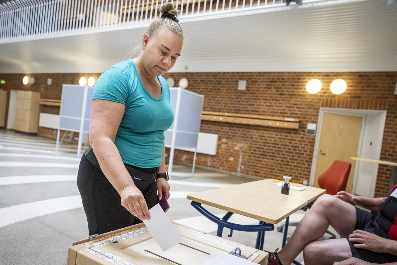Kirsi Alanne äänesti vaalipäivänä Rovaniemen Lyseonpuiston lukiolla. Alanne kertoo äänestäneensä ennen kaikkea puoluetta.