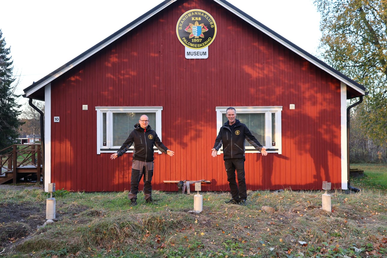 Thomas Fröberg ja Kai Lahtinen näyttävät paikkaa, jolle ympäristöä valaiseva koriste nousee. Jalustat ovat jo paikoillaan kallioisessa maastossa.