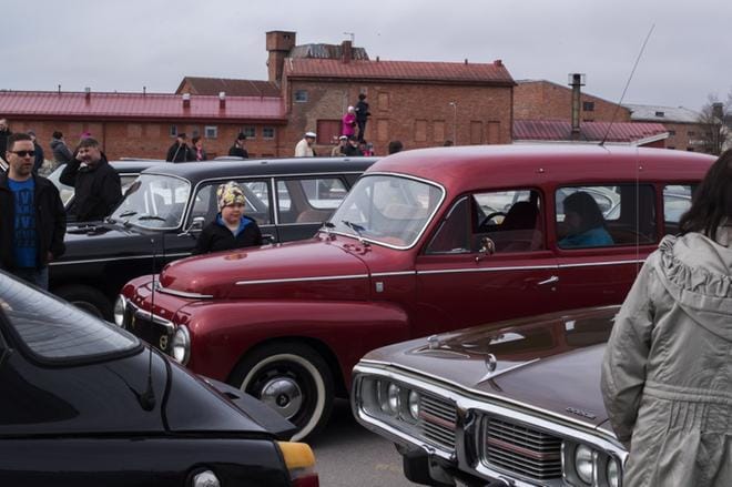 Juha-Matti Järvisen (vas.) viininpunainen vuoden -66 Volvo Duett pääsi tänä vappuna ensimmäistä kertaa liittymään veteraaniautojen arvokkaaseen joukkoon. Kuvat: Minna Hirvelä