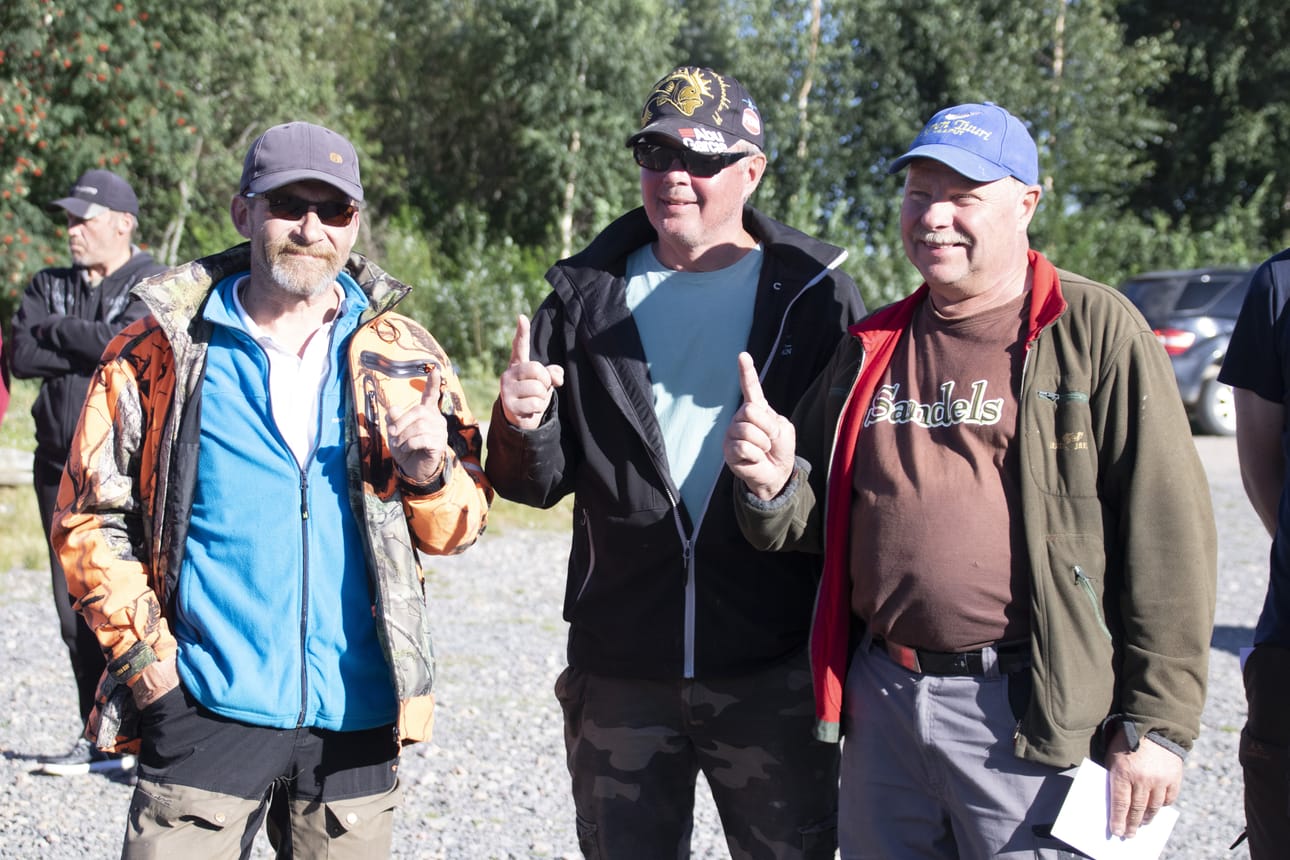 Mikko Sipola, Jukka Mäkäräinen ja Jouko Rytkönen veivät vetouistelukisan voittorahat Iisalmeen.
