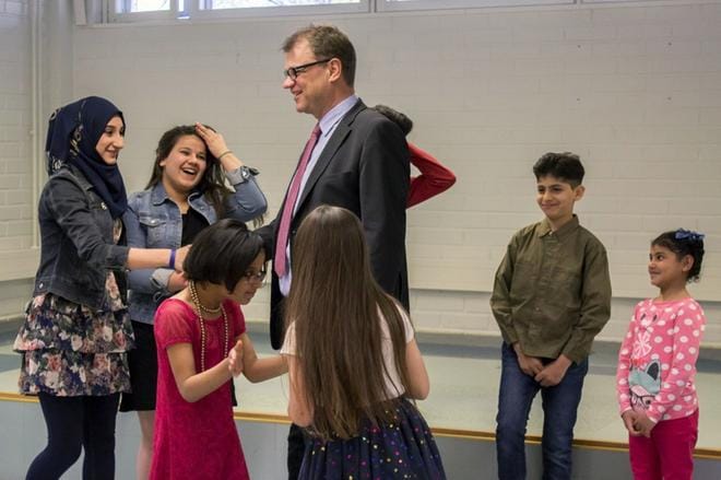 SPR:n palkitsee LSK Business Parkin työstä turvapaikanhakijoiden kotoutumisen hyväksi. Sen alueella toimii vastaanottokeskus, jossa pääministeri Juha Sipilä vieraili toukokuussa 2016. KUVA: KAISA-MARJA KOKKO
