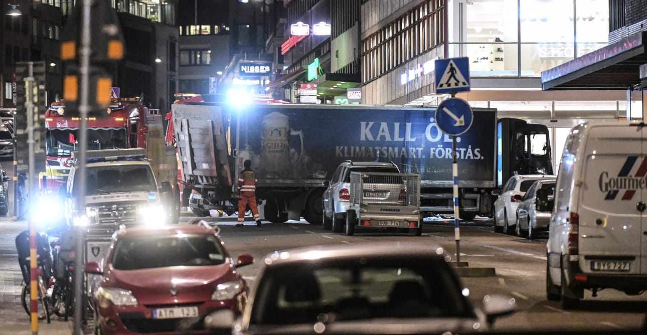 Tukholman terrori-isku oli suomalaisten mielessä, kun tuoretta turvallisuuskyselyä tehtiin. Arkistokuva Tukholman iskun jälkien siivouksesta.
