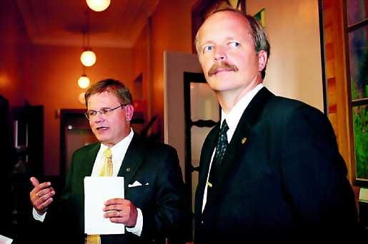 Pesti Oulussa kiinnostaa. Pasi Vallivaaraa (vas.) ja Jukka Syvävirtaa tentattiin myös englanniksi.