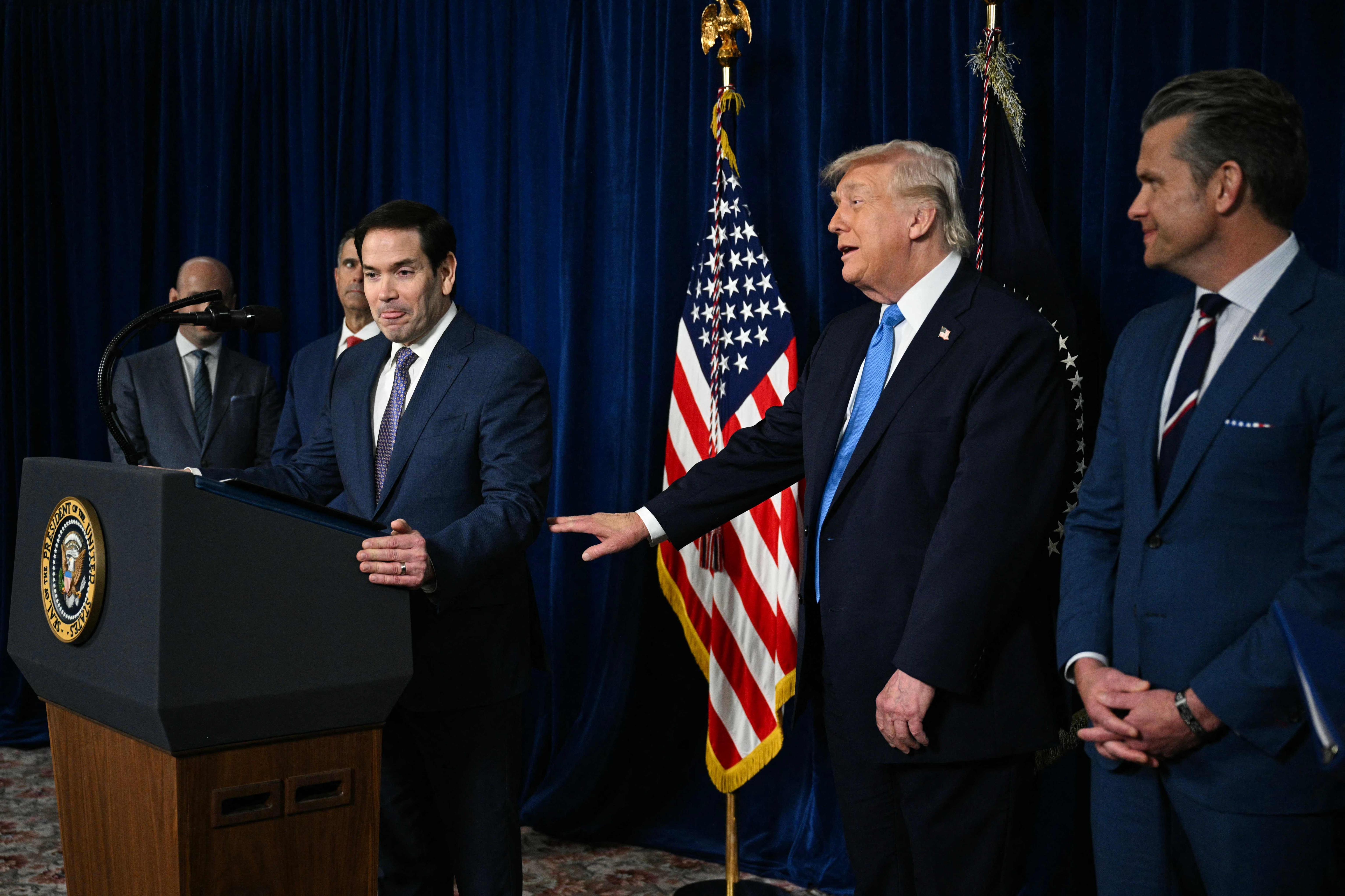 Yhdysvallat iski Venezuelaan, Trump sanoi Yhdysvaltojen johtavan maata toistaiseksi