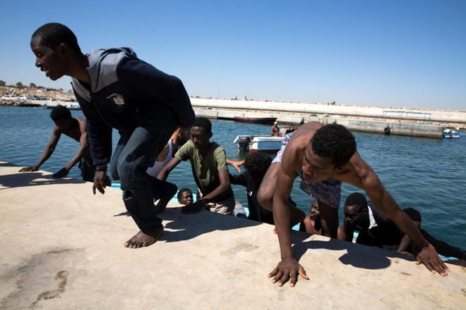 Afrikasta pyritään Eurooppaan pakoon esimerkiksi konflikteja tai ruokapulaa. Arkistokuvassa siirtolaisia Libyan rannikolla. KUVA: EPA/STRINGER