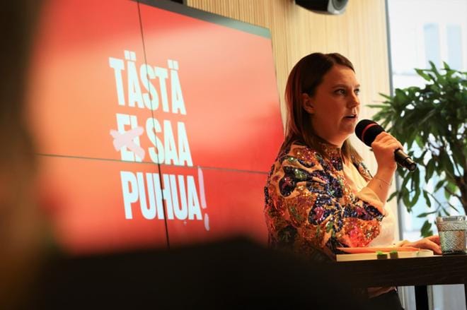 Tästä saa puhua! -teoksen kirjoitukseen osallistunut Laura Kärppä arvioi, että yhteiskunnassa on tällä hetkellä otollinen aika keskustella seksuaalisesta väkivallasta ja sen ehkäisemisestä. KUVA: Markku Uhari