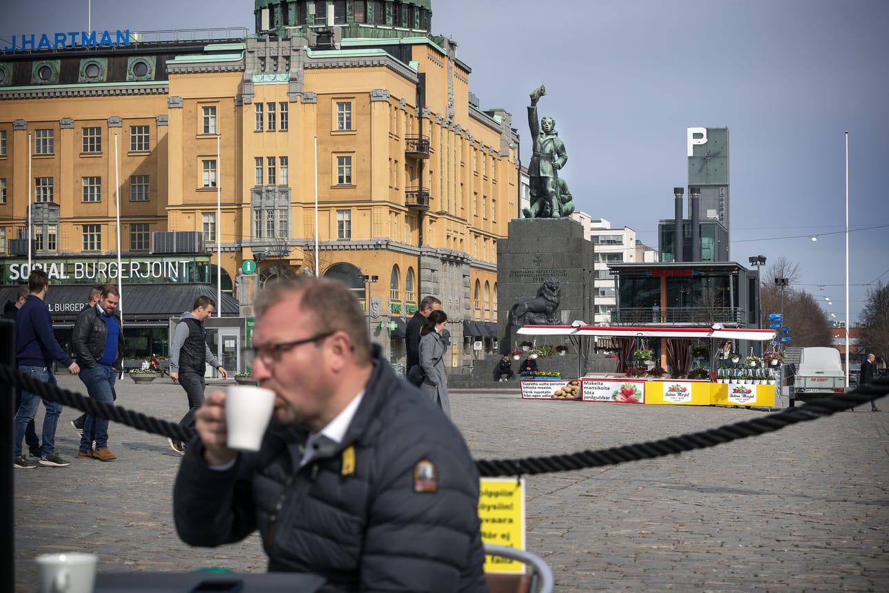 Vaasan kauppatorilla on kahviloita, mutta niiden oheen Max Jansson kaipaa lisää yleisiä istuskelupaikkoja.