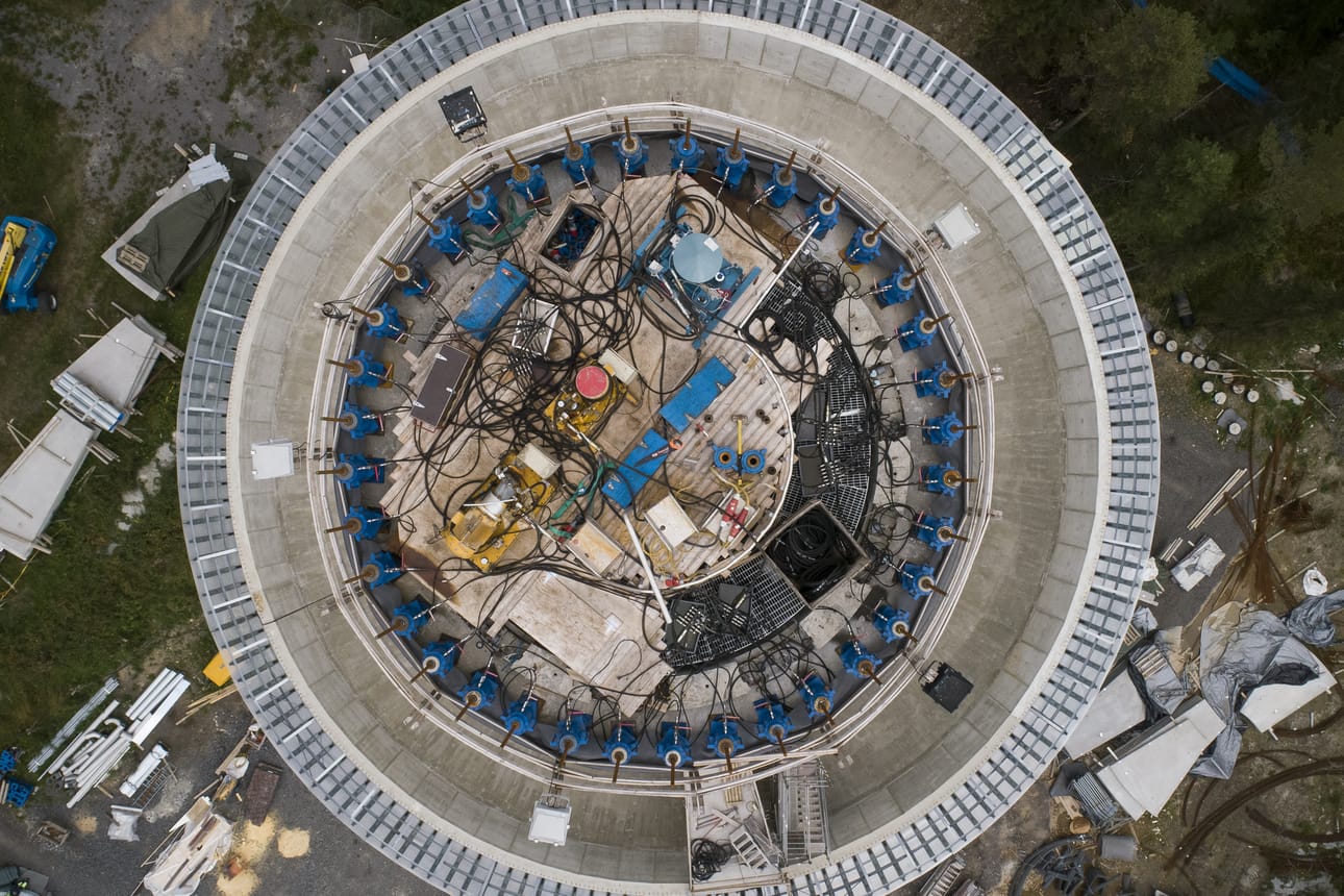 Vesitornin säiliön nosto on hidasta. Tornin yläosassa on 36 sinistä hydraulista 110 tonnin tunkkia, joista lähtee vaijerit säiliön pohjaan asti.