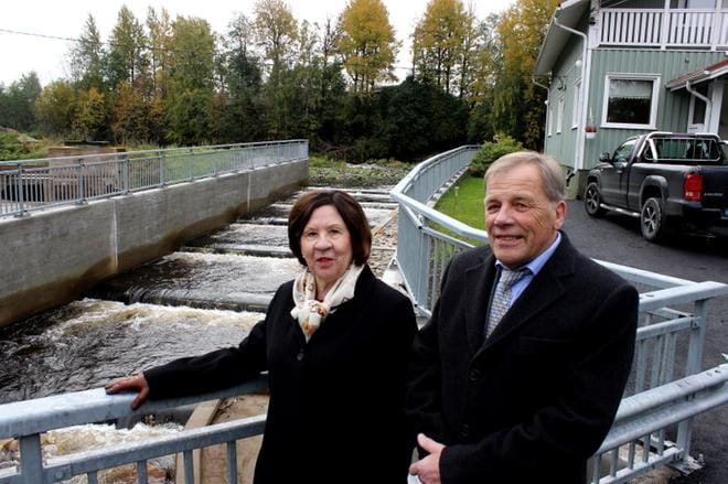 Villamon uusi kalaväylä kulkee aivan Terttu ja Juhani Rönnholmin talon nurkalta. Vanha pato sijaitsi samassa paikassa. Rönnholmit luopuivat kalanviljelystä vuosi sitten ja ovat tyytyväisiä uusiin rakennelmiin. – Olemme tosi iloisia, että tämä tuli tehdyksi. Kunnostustyöt eivät häirinneet meitä. KUVA: LOTTA KALLIO