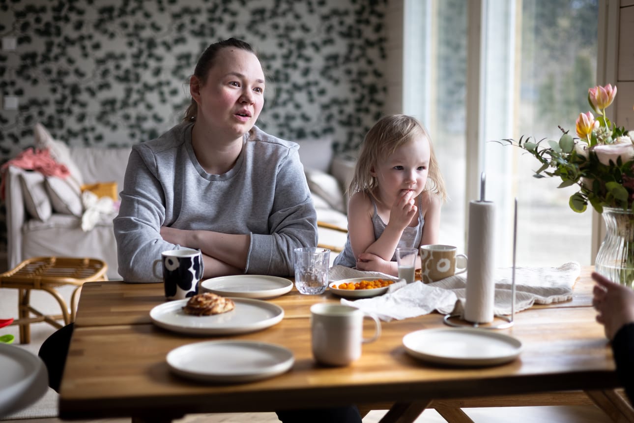 Sandra Konola ja 3-vuotias Alma Vuollo nauttivat välipalaa uudessa kodissa. Vuoteen on mahtunut uuden perheenjäsenen syntymä ja kodin rakennusprojekti.