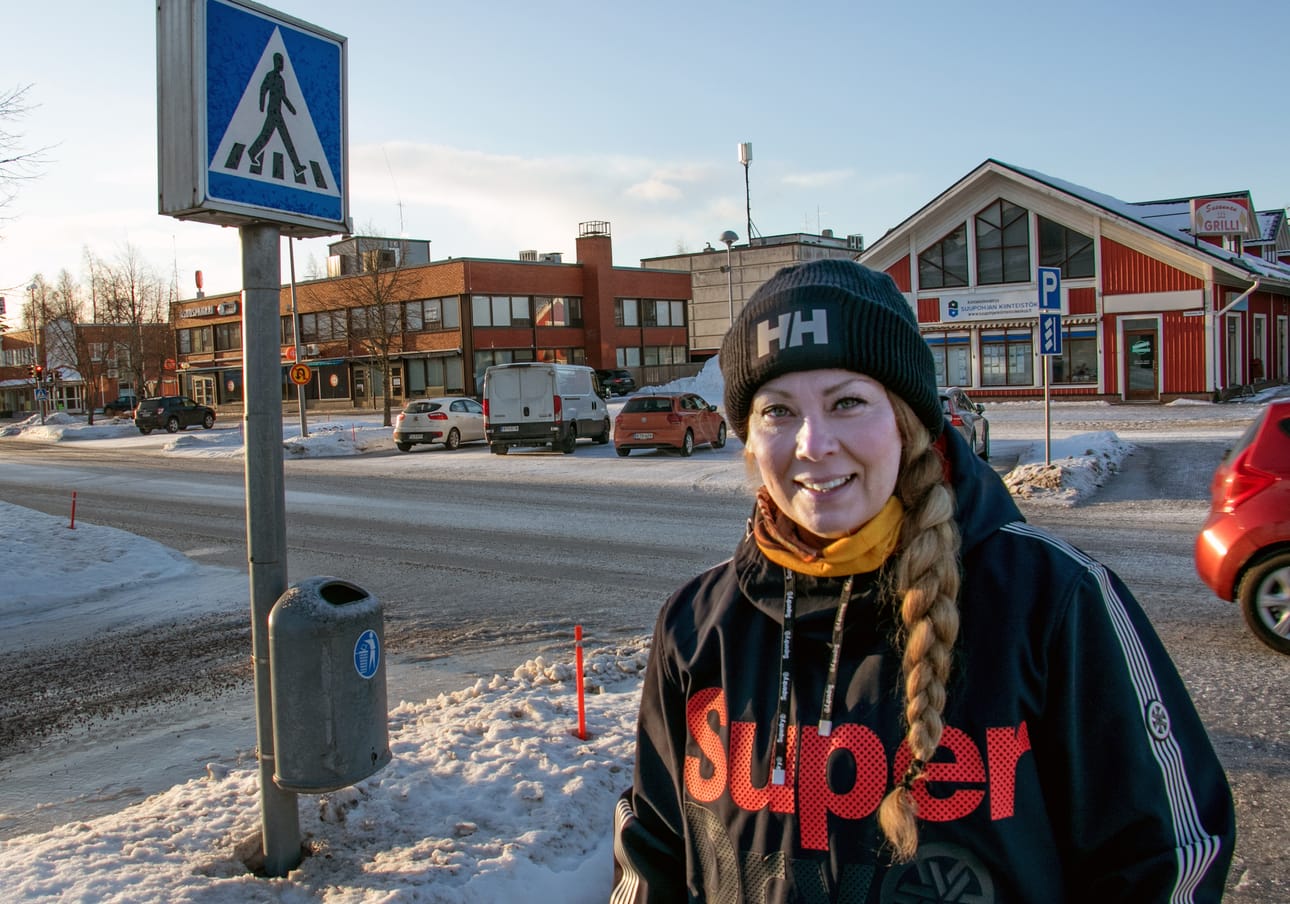 Johanna Pakonen on entinen tangokuningatar ja muutti Kauhajoelle viime vuonna. Hän on ajanut erilaisilla autoilla elämässään pari miljoonaa kilometriä, eikä ole missään nähnyt sellaista liikennekulttuuria kuin Kauhajoella.