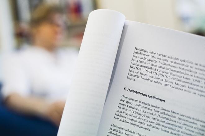 Kuvituskuva. Sosiaali- ja terveysalan eettisen neuvottelukunnan (Etene) pääsihteeri Ritva Halila katsoo, että eutanasiakeskustelussa menee usein käsitteistö sekaisin. Kuva: Jussi Leinonen