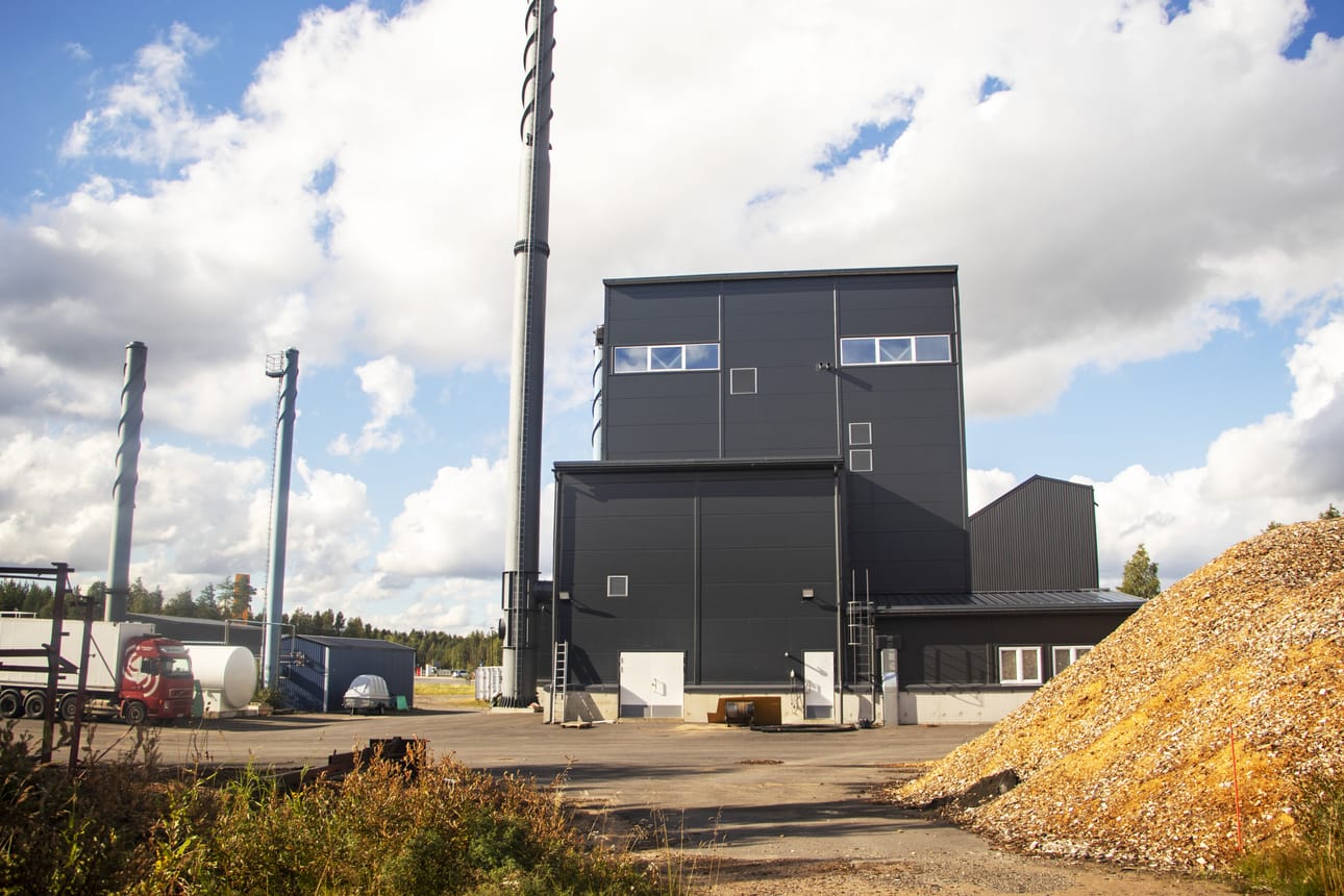 Pudasjärven Lämpö Oy:n näkyvin osa on Kurenalla sijaitseva kaukolämpölaitos.