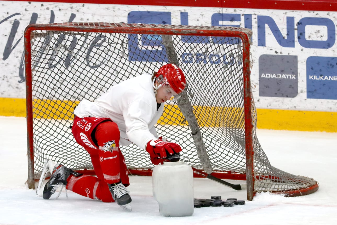 Koronavajeen myötä edustusjoukkueen mukaan nostettu Bine Masic keräsi kiekot Sportin perjantain harjoitusten päätteeksi.