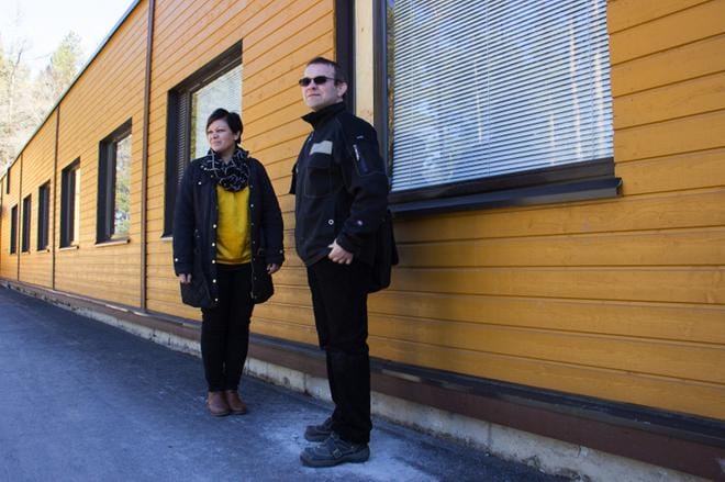 Vanhempainyhdistyksen puheenjohtaja Susanna Lillqvist ja aktiivivanhempi Markku Varsanpää ovat tyytymättömiä Vanhan Vaasan koulun sisäilmaongelmien tutkintaan. Kuva: Janette Litmanen