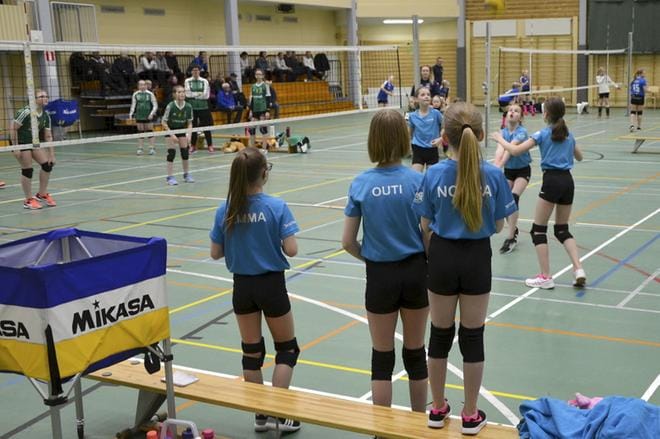 Jurvan Urheilijoiden E-tytöt pelasivat toiselle sijalle. Ensimmäiselle sijalle kipusi vaasalainen Kiisto Girls. KUVA: HANNELE YLI-VIITALA