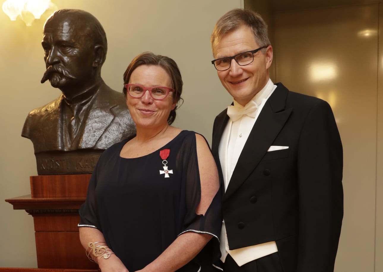 Elina ja Esa Jussila poseeraavat Nivalasta kotoisin olevan presidentti Kyösti Kallion rintakuvan edessä.