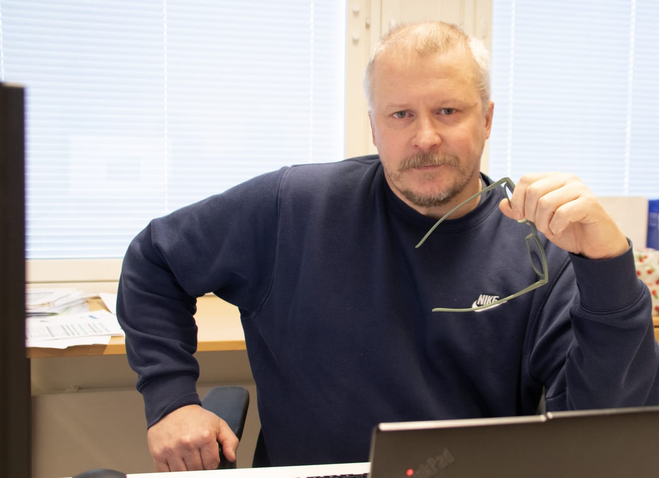 Kosti Törölä perehtyy Siikalatvan kunnan omistamaan rakennuskantaan kiinteistöasiantuntijana. Hän kiteyttää työnään olevan koota tiedot kunnan omistamista kohteista yksiin kansiin. Tehtävä on pohjatyötä kunnan edustajille, jotka tekevät päätöksiä kiinteistöjen remonteista ja tulevasta käytöstä.