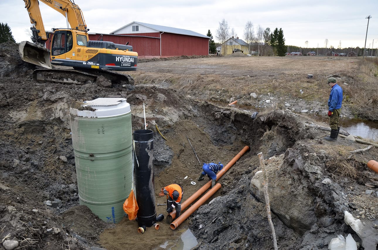 Vuonna 2014 Tupenkylässä asennettiin yksi kyläviemärin pääpumppaamoista lähelle Tupenluomaa ja vanhaa kyläkauppaa.