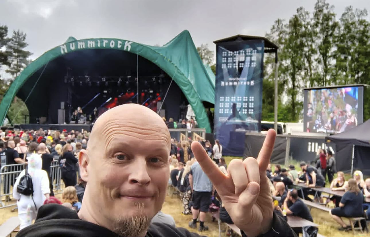 Helsinkiläinen Jan-Michael Rautio on monille tuttu Nummirockin ikifani ja tunnetaan lempinimellä Fabio. Häntä on turha pyytää juhannuksena minnekään, sillä mies suuntaa aina Nummirockiin.