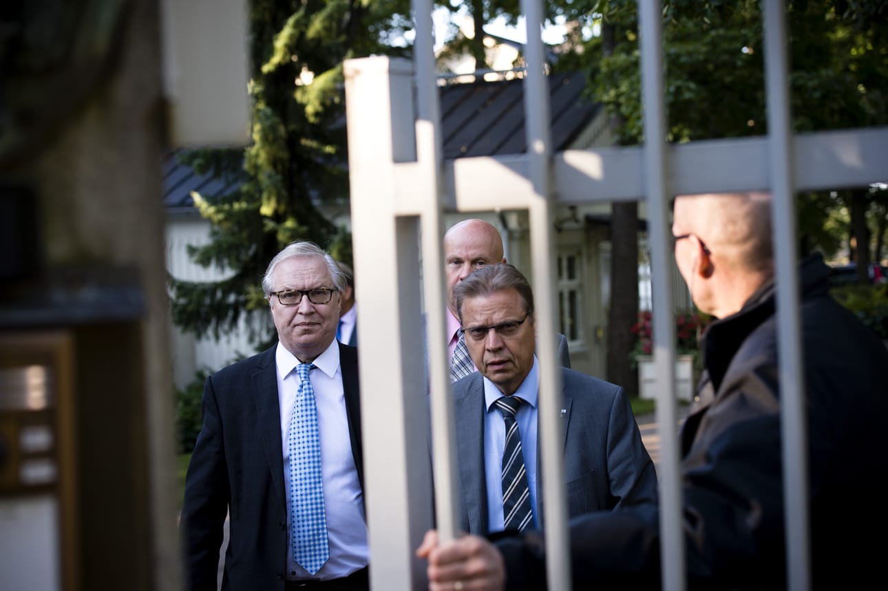 Työmarkkinajärjestöjen johtajat Lauri Lyly (SAK), Sture Fjäder (Akava) ja Antti Palola (Sttk) tapasivat toimittajat Kesärannan edustalla keskusteltuaan hallituksen kanssa työehtojen kiristymisestä. Arkistokuva.
