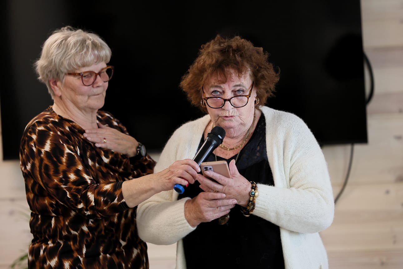 Ritva Kesti piteli mikrofonia, kun Pyhäjoen vuoden 2026 seniori Tuula Koskela lausui runon.