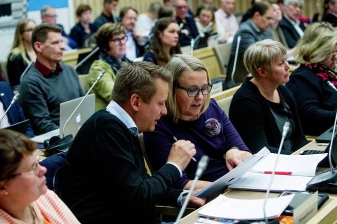Kokouksessa lähes eniten puheenvuoroja käyttänyt Samuel Broman (r.) keskustelemassa Monica Asplundin (r.) kanssa. KUVA: JAAKKO ELENIUS