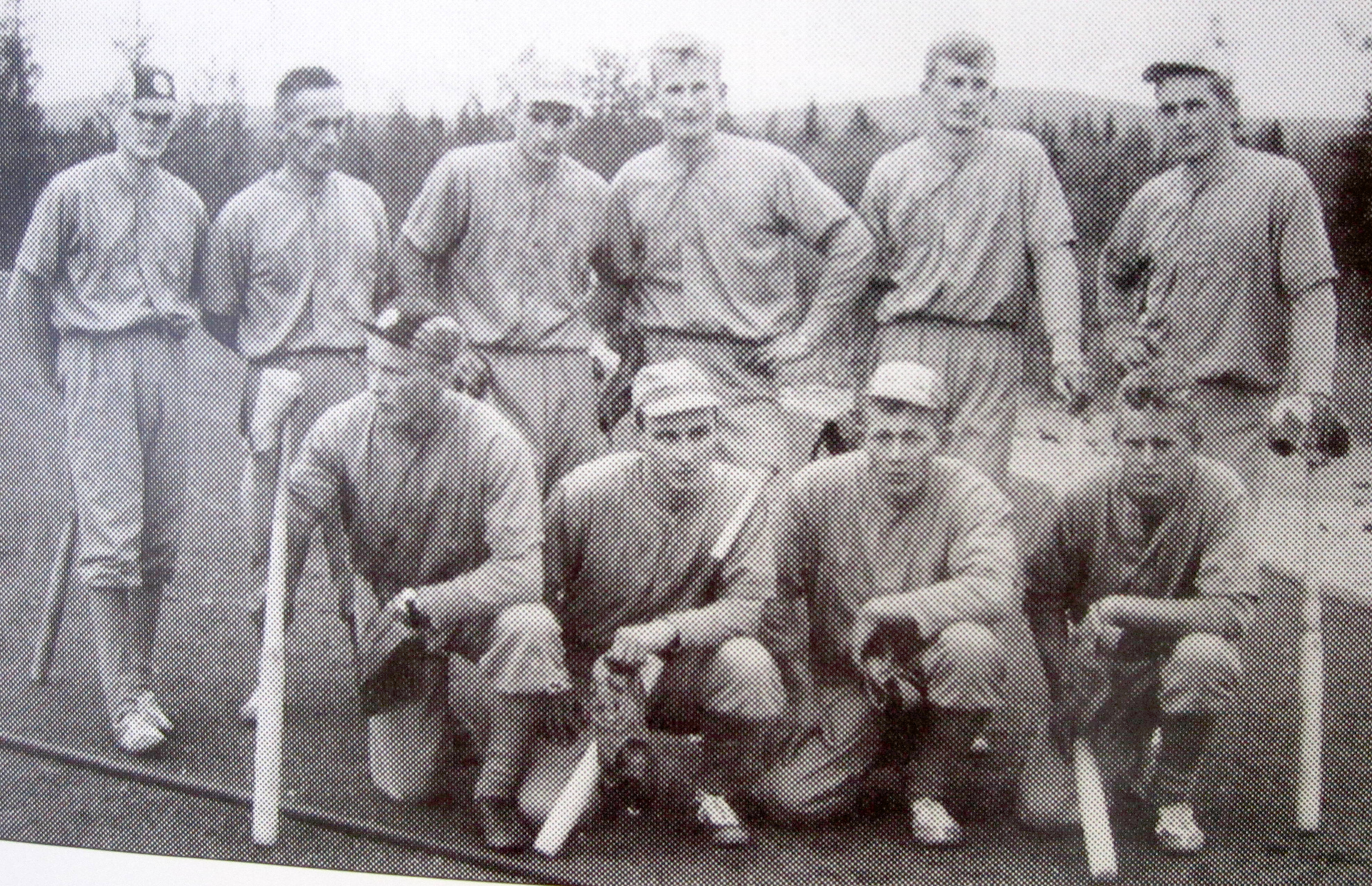 Pesäpallojoukkue vuodelta 1964. Eturivissä vasemmalta Matti Mertaniemi, Heikki Ojala, Taisto Karvonen ja Reino Ahola. Takarivissä vasemmalta Sauli Iso-Möttönen, Veijo Mattila, Paavo Manninen, Esko Ahola, Eero Ahola ja Paavo Ahola.