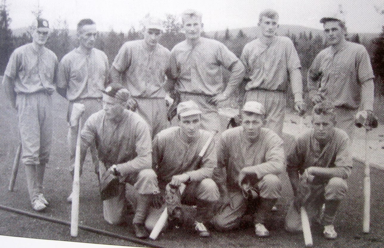 Pesäpallojoukkue vuodelta 1964. Eturivissä vasemmalta Matti Mertaniemi, Heikki Ojala, Taisto Karvonen ja Reino Ahola. Takarivissä vasemmalta Sauli Iso-Möttönen, Veijo Mattila, Paavo Manninen, Esko Ahola, Eero Ahola ja Paavo Ahola.