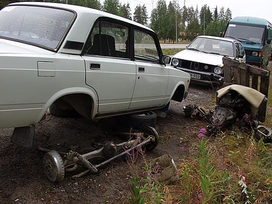 Venäjälle vientiä odottavia autoja osina rajan tuntumassa.