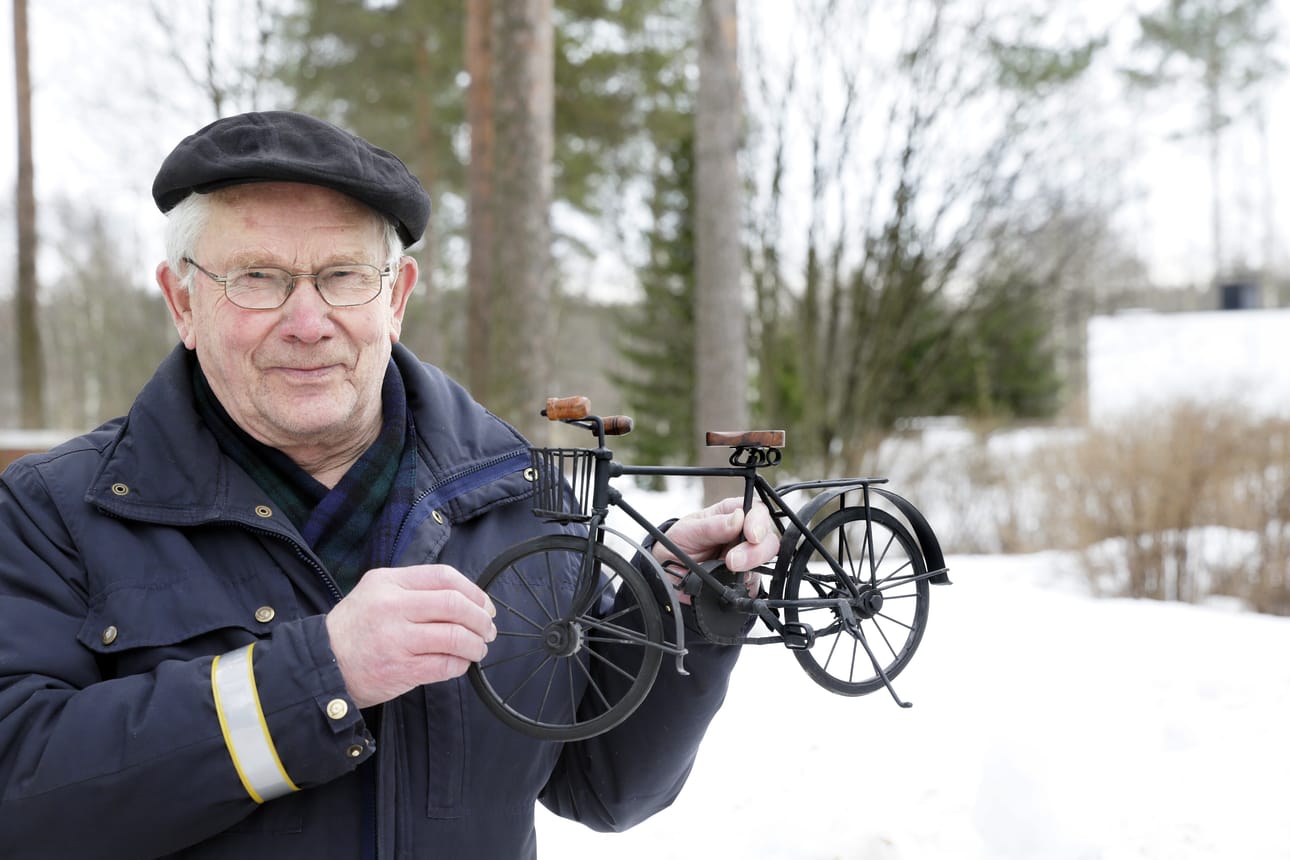 Mauri Myllylä pyöräilee kotikaupungissaan Oulussa päivittäin. Kaupungininsinöörin työstä eläkkeelle jäätyään hän on jatkanut toimintaansa pyöräilyn hyväksi muun muassa liikenneministeriön ja konsulttiyrityksen palveluksessa.